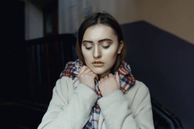 Cazibe esmer modeli bej bir palto erişim