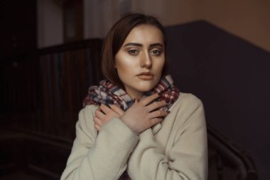 Geçit, paltolu güzel esmer kadın