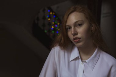 Çiller bir çelenk arka plan üzerinde çekici genç kadın