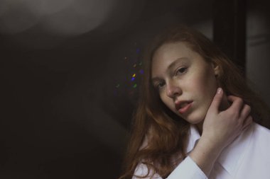 Bir çelenk zemin üzerine çiller ile ihale genç modeli