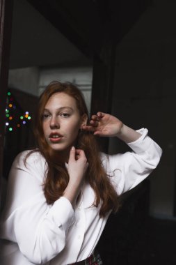 Bir çelenk arka planda çilli güzel genç model