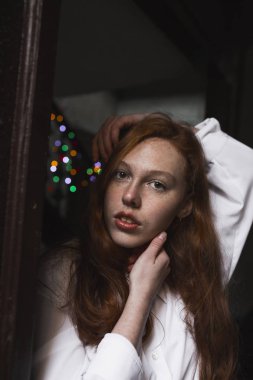 Çiller Tarih bir parlayan ile şehvetli model arka plan çelenk