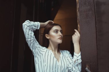 Parlak deri ve çıplak makyaj çekici esmer kadın