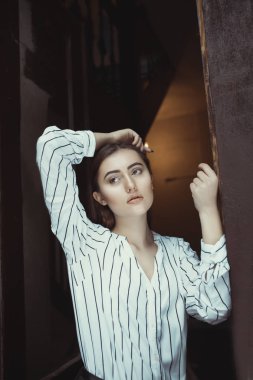 Güzel esmer modeli ile parlak deri ve çıplak makyaj