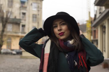 Şapkanı ve Paltonu Lviv Street çekici kadın
