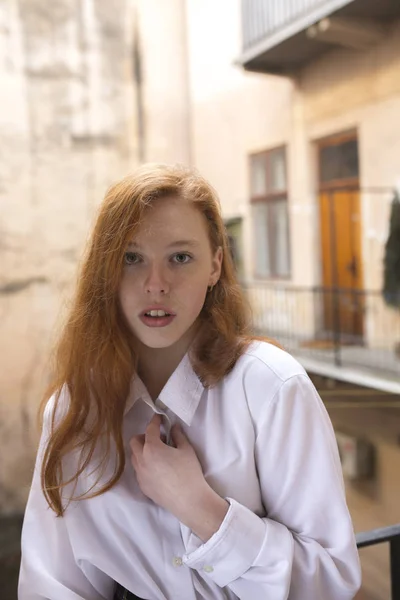 Modèle rousse tendre avec taches de rousseur à l'accès — Photo