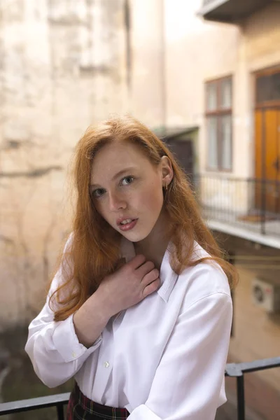 Jovem ruiva com sardas em uma camisa branca — Fotografia de Stock