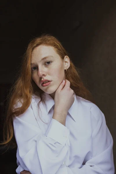 Porträt eines jungen Models mit Sommersprossen auf schwarzem Hintergrund — Stockfoto