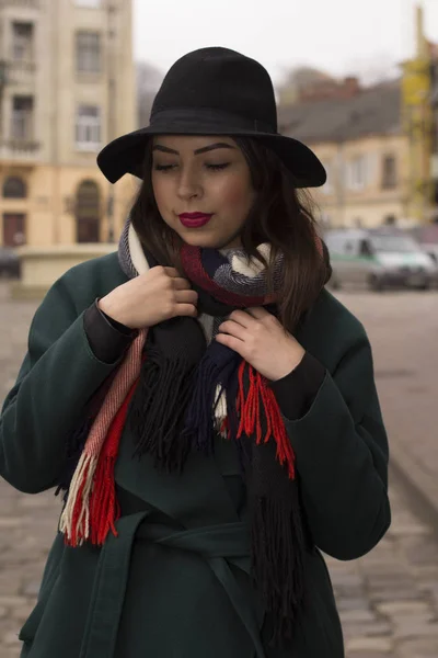 Bonita modelo en sombrero y abrigo en la calle — Foto de Stock