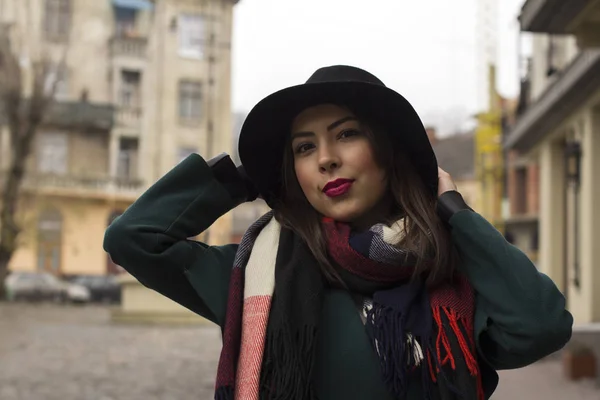 Atraktivní žena v klobouku a kabát na ulici v Lvově — Stock fotografie