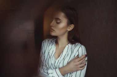 Parlayan makyaj odasında ile şehvetli genç kadın