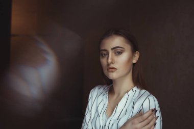 Güzel esmer modeli ile parlayan makyaj odasında