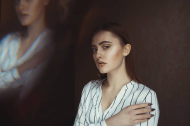 Şık esmer kadın ile onun yansıması bir arka plan üzerinde