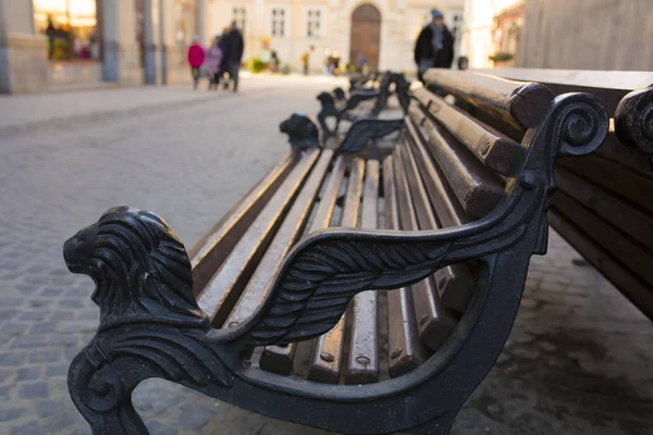Banc en bois dans la partie centrale de Lviv — Photo