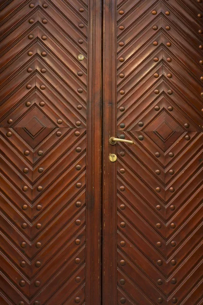Vieille porte en bois brun au centre de Lviv — Photo