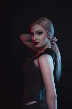 Seksi bayan korse ile kırmızı ve mavi ışık