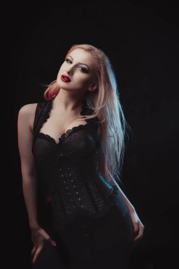 Güzel bayan korse ile kırmızı ve mavi ışık