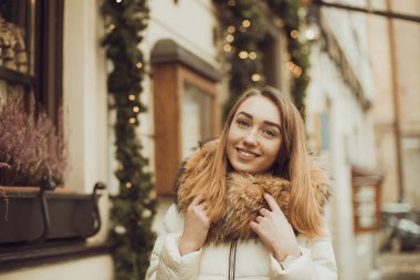 Mutlu kadın şehirde yürüyüş Chris için dekore edilmiş