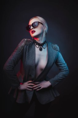 Gözlük takan ve ceket giymiş çekici kadın