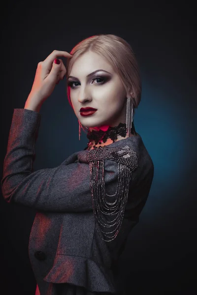 Mujer de moda con maquillaje brillante y vestida con chaqueta — Foto de Stock