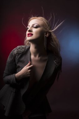 Hareketle saç diplerinden ile korku veren genç sarışın Bayan