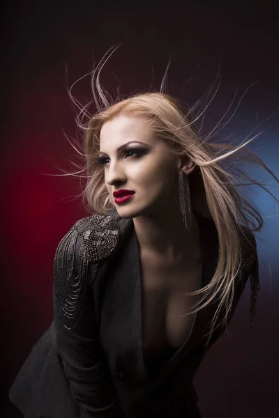 Atemberaubende junge blonde Frau mit Haaren in Bewegung — Stockfoto