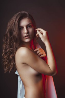 Erkekler gömleği stüdyoda poz baştan çıkarıcı genç bayan