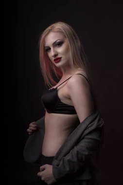 Çekici genç model parlak makyaj ile ve siyah iç çamaşırı 