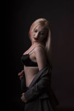 İhale genç model parlak makyaj ile ve siyah iç çamaşırı 