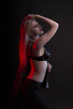 Şehvetli genç model parlak makyaj ile ve siyah iç çamaşırı 