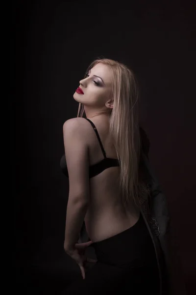 Modieuze jonge model met lichte make-up en in zwarte lingerie — Stockfoto