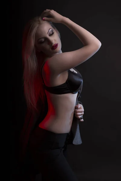검은 속옷 탈의에 섹시 한 젊은 모델 — 스톡 사진