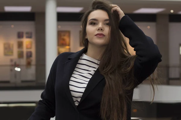 Splendido modello in cappello nero e cappotto al centro commerciale — Foto Stock