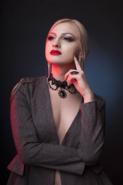 Dekolte ile parlak makyaj ile moda bayan