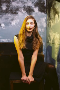 Sarışın kadın yüzü ve gür saç gölge ile