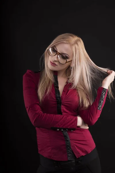 Verführerische blonde Frau mit hellem Make-up und Brille — Stockfoto
