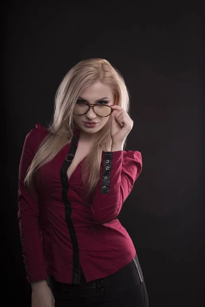 Sexy blondynka Pani w okularach i ubrany w czerwoną bluzkę — Zdjęcie stockowe