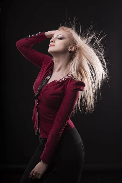 Luxuriöses Modell mit bewegtem Haar auf dunklem Studiohintergrund — Stockfoto