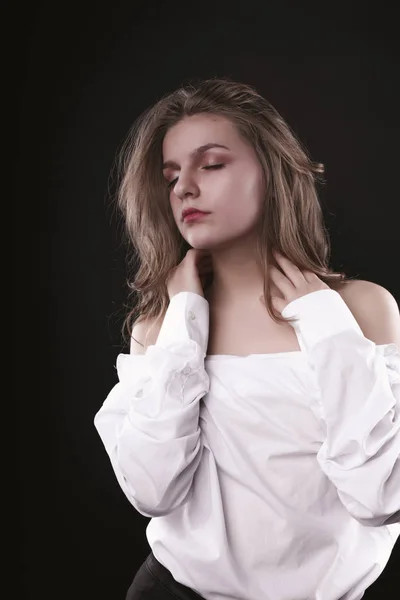 Seksi genç bayan beyaz erkekler gömleği stüdyoda poz — Stok fotoğraf
