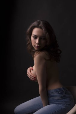 Mavi Jeans bir sandalyede oturan çıplak genç kadın