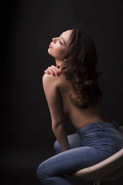 Señora tierna en topless con el pelo exuberante en la habitación oscura —  Fotos de Stock