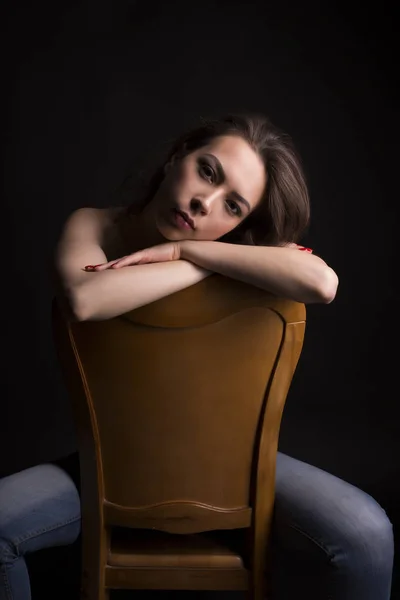 Modello abbronzato in topless su una sedia nella stanza buia — Foto Stock