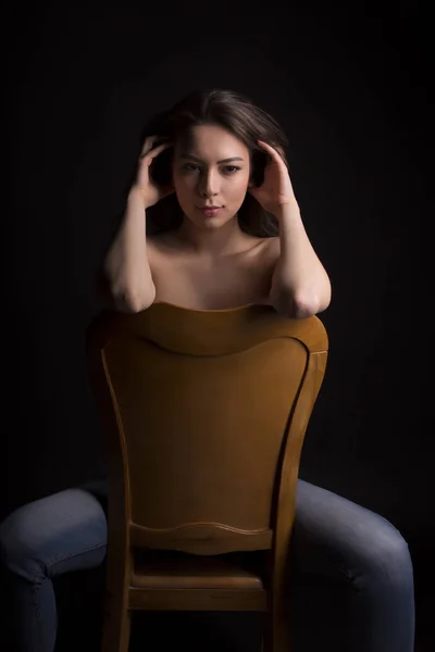 Gloriosa modelo en topless con el pelo exuberante en la habitación oscura —  Fotos de Stock