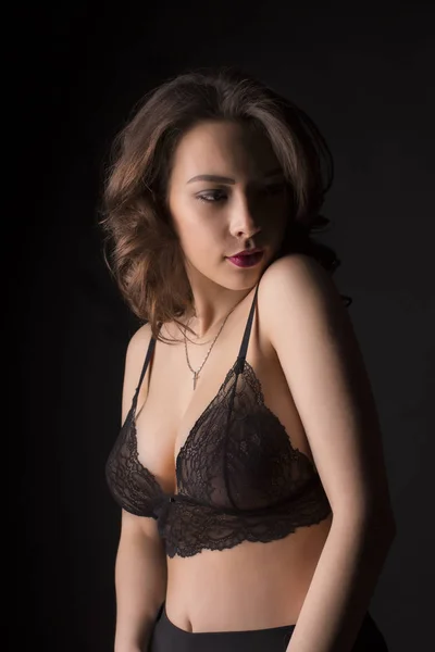 Красива жінка в сексуальному мереживний бюстгальтер в тіні — стокове фото