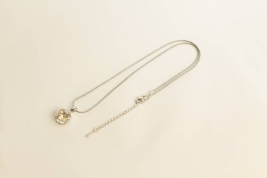 Beyaz arka plan üzerinde parlak kristal gümüş kolye