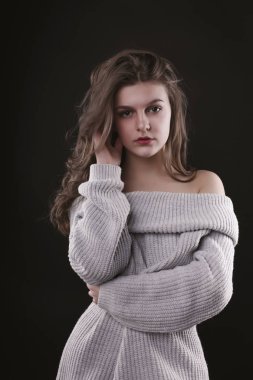 Muhteşem genç kadın kazak çıplak omuz ile poz