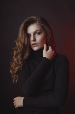 Kazaklı, karanlık bir odada poz güzel bayanı