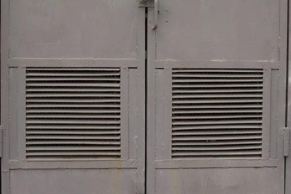 Kapıdaki metal havalandırma sistemi — Stok fotoğraf