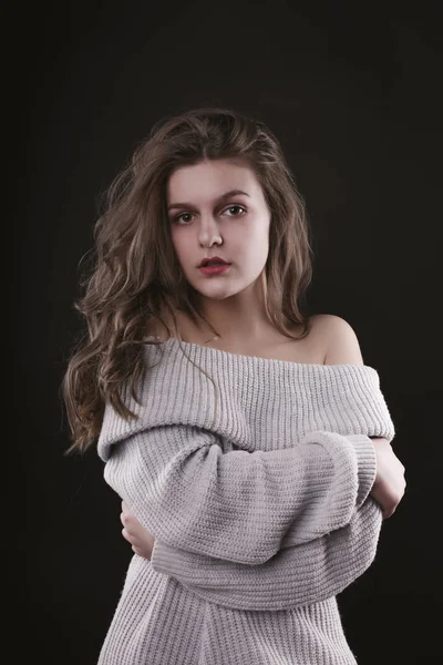 Senhora loira elegante posando em camisola de malha. Retrato de estúdio — Fotografia de Stock