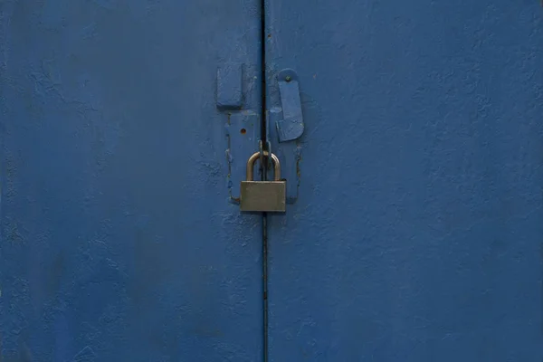 Gros plan de la porte bleue métallique avec une serrure — Photo